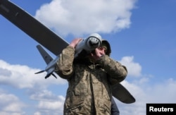 Боец 68-й отдельной аэромобильной бригады ВСУ с дроном "Лелека"