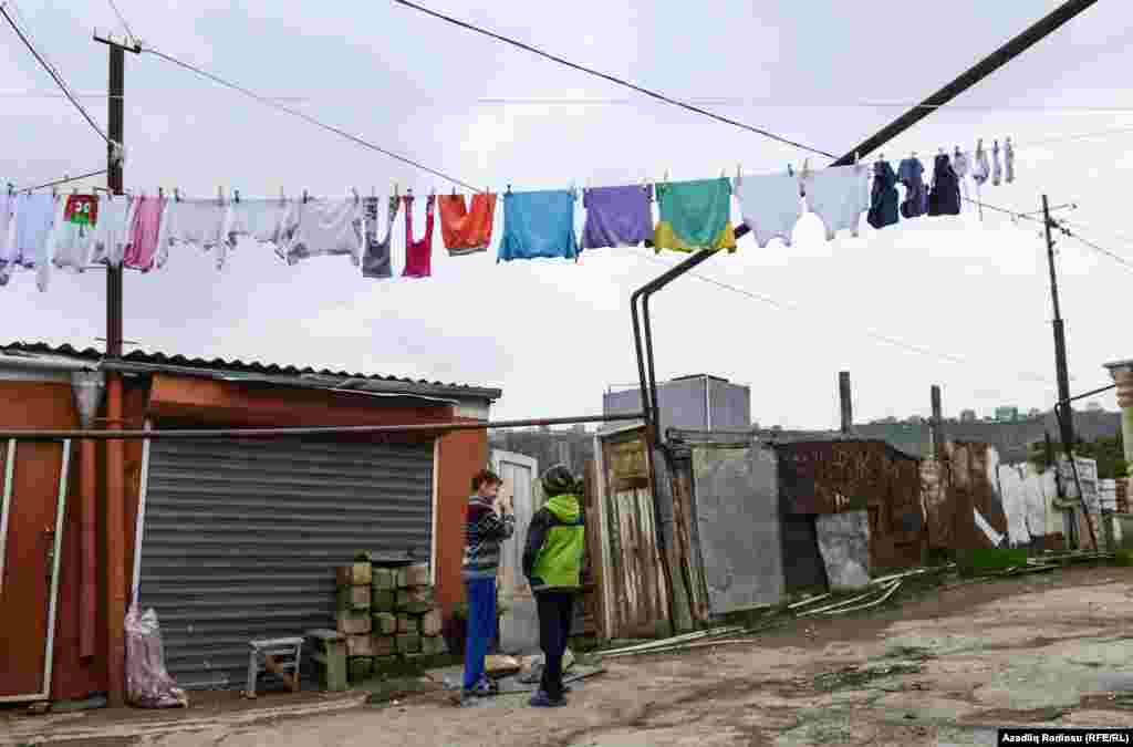 Bayılda yaşayanların çoxu bildirir ki, qəsəbə sakinlərinin sayı 1988-ci ildə Ermənistandan köçüb gələnlərin hesabına bir az da artıb. &nbsp; 
