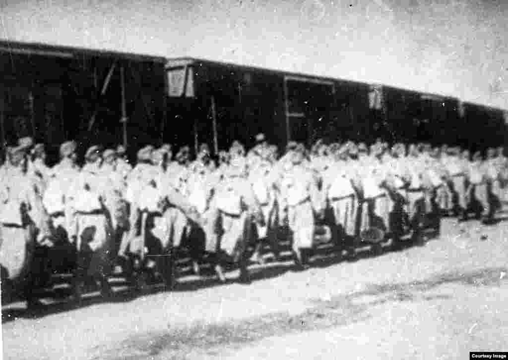 316-атқыштар дивизиясының жауынгерлері вагонға беттеп барады. Алматы, 1941 жыл.&nbsp;