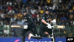 نیو زیلینډي بیټران د سري لنکا پر وړاندې د توپوهنې پر مهال منډه وهي - د فبرورۍ ۲۵مې انځور.