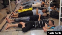 گروهی از زندانیان در زندان اوین که به‌ناچار روی زمین می‌خوابند و تصویر آن‌ها در یک ویدئوی گروه هکری «عدالت علی» منتشر شده است.