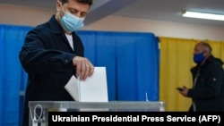 Украина президенти Володимир Зеленский маҳаллий сайловда овоз бермоқда.