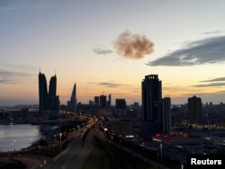 Fumul se ridică după ce o dronă iraniană a fost interceptată deasupra turnurilor Bahrain Financial Harbour, care găzduiesc ambasada israeliană, în Manama. Iranul a continuat să atace țările bogate din Golful Persic.