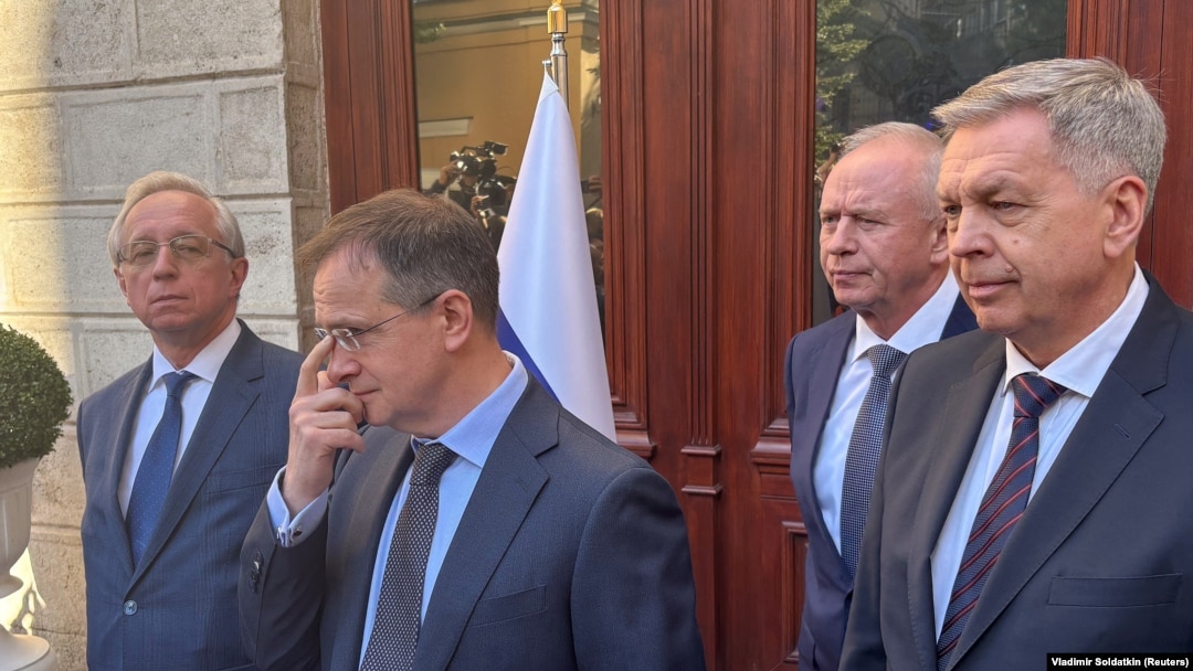 Российская делегация во главе с Владимиром Мединским (второй слева) в Стамбуле. 15 мая 2025 года