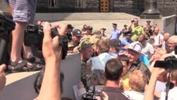 Мітинг проти підвищення тарифів під Кабміном закінчився сутичками (відео)