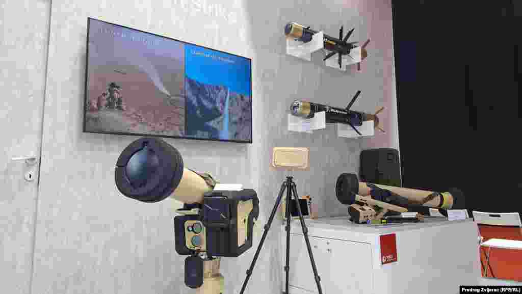 Raketni lanseri i rakete na štandu kineske firme Poly Technologies