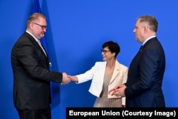 Єврокомісарка з розширення Марта Кос тисне руку віцепрем'єру України з євроінтеграції Тарасу Качці. Поруч міністр з європейських справ Ірландії Томас Бірн. Брюссель, Бельгія, 14 липня 2026 року