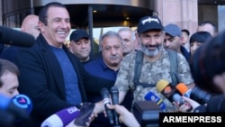 Armenia - Businessman Gagik Tsarukian (L) and protest leader Nikol Pashinian speak to reporters in Yerevan, 2 May 2018.