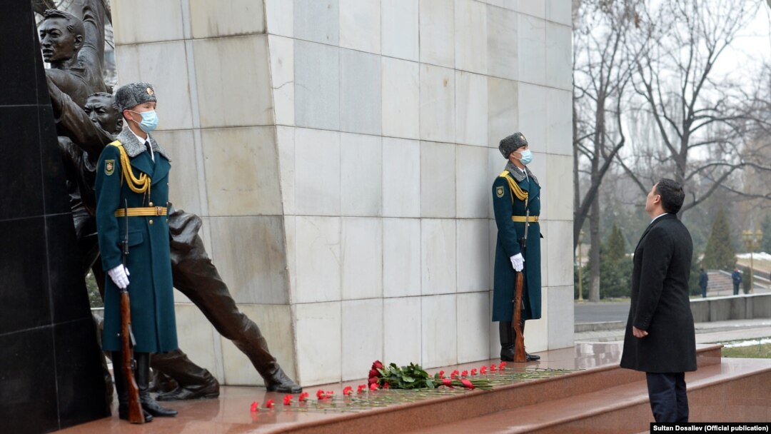 Президент 2002-жылы Аксы окуясында жана 2010-жылы Апрель окуясында элдин эркиндиги үчүн курман болгондордун элесине арналган монументке гүл коюуда. Бишкек шаары, 17-март, 2021-жыл 
