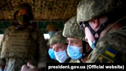 Президент Украины Владимир Зеленский наблюдает за военными учениями в Николаеве в сентябре прошлого года
