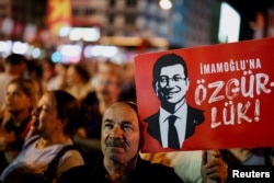 Un protest antiguvernamental cu portretul primarului arestat, în septembrie 2025, la Istanbul.