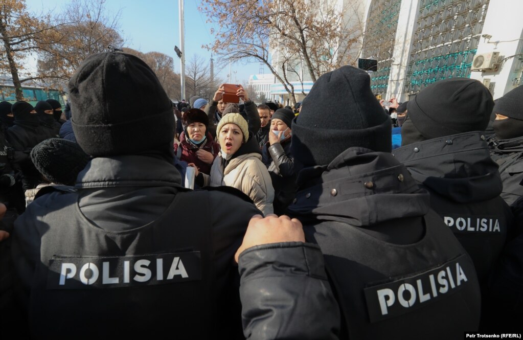 Казахстан. Активистка движения «Oyan, Qazaqstan» Асем Жапишева в окружении полицейских. Алматы, 10 января 2021 года.