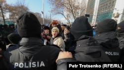 Взятые в кольцо полицейского СОБРа активисты, которые вышли на протест в день парламентских выборов. Алматы, 10 января 2021 года.