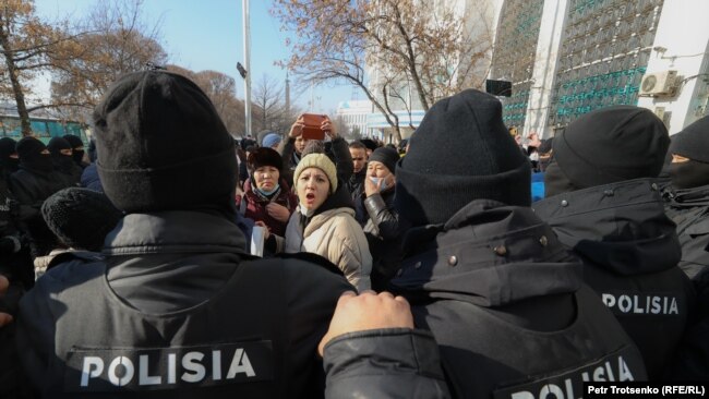 Взятые в кольцо полицейского СОБРа активисты, которые вышли на протест в день парламентских выборов. Алматы, 10 января 2021 года.