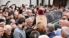 Građani ispred Narodnog pozorišta u Sarajevu tokom komemoracije Halidu Bešliću, 13. 10. 2025.