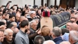 Građani ispred Narodnog pozorišta u Sarajevu tokom komemoracije Halidu Bešliću, 13. 10. 2025.