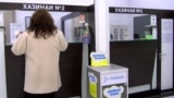 Получательница денежного перевода в одном из банков Душанбе. Архивное фото