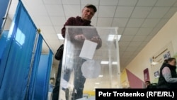 A Kazakh voter casts his ballot in Astana during the October 6 referendum. 