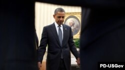 Президент США Барак Обама молится во время встречи с религиозными лидерами в в Овальном кабинете.