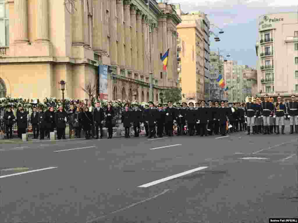 Mii de oameni îl însoțesc pe străzile Bucureștiului pe ultimul drum pe Regele Mihai