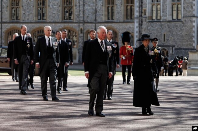 Принц Чарльз, принцеса Анна та інші члени королівської родини
