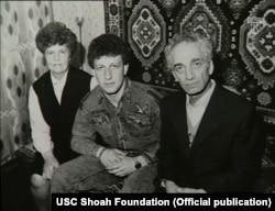 Мирон Демб разом із сином та дружиною у 1993 році. Фото USC Shoah Foundation