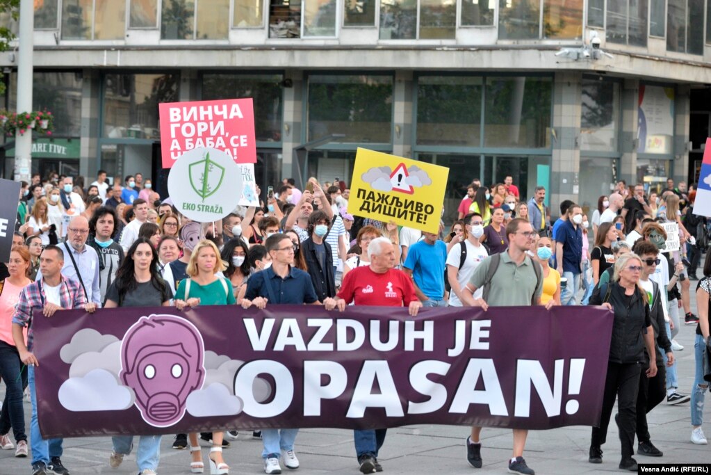 Aktivisti i deo građana prestonice Srbije okupili su se na platou Trga Slavija,&nbsp;jednom od glavnih kružnih tokova u prestonici, a protest je nastavljen šetnjom do Trga Republike u centru grada. &nbsp; 