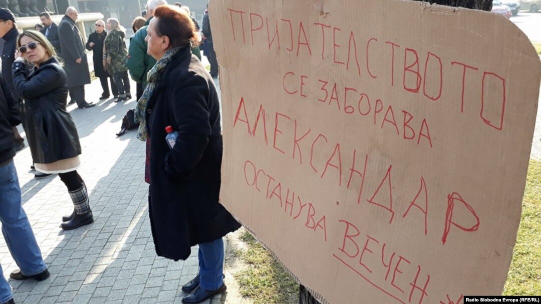 Протест пред Собранието против Законот за јазици и промена на името.
