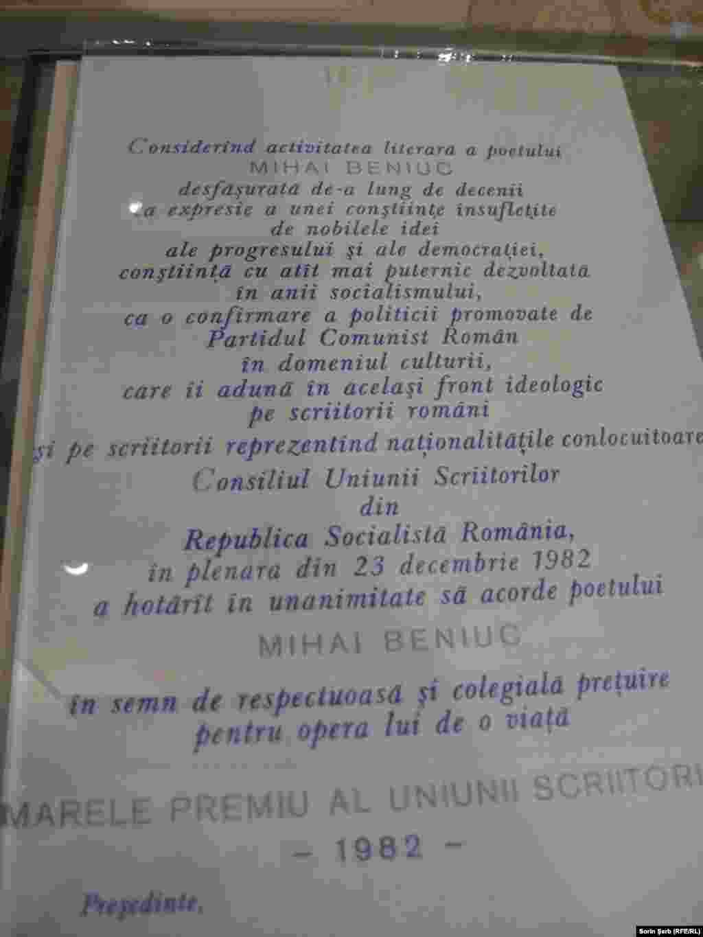 Dar și &bdquo;creatorii&rdquo; imnelor și litaniilor comuniste erau prețuiți și acoperiți cu diplome. Mihai Beniuc (1907-1988) a fost unul dintre cei mai eficienți poeți proletcultiști. A scris, printre multe altele, memorabilele versuri Libertatea e o stea roşie./ Omul o priveşte visător prin telescop (Steaua roșie) sau Azi poate sînt în steagul purpuriu/ Un punct ca altele la fel de viu,/Ori poate-un val sărind ca-ntr-un asalt/În mari turbine din hidrocentrale,/ Cu zgomot frînt, de lanţuri şi de zale,/ Şi spumegînd sălbatic din înalt.(În veacul meu)