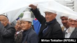 Оппозициялык "Эл үнү" кыймылынын Кумтөр келишимин жокко чыгарууну талап кылган митингинен. Бишкек, 24-апрель, 2013.