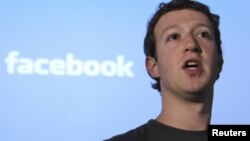 Марк Цукерберг facebook жөнүндө сүйлөп жатат. 2011-жылдын апрели. 