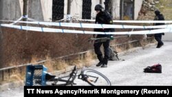 Взрывотехники проверяют окрестности станции метро, возле которой произошел взрыв, 7 января 2018 год 
