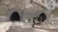 Коргарони тоҷик аз ширкати эронӣ маоши 7-моҳаи худро талаб доранд