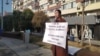 Гражданская активистка Айгерим Тлеужан проводит одиночный пикет с требованием зарегистрировать Демократическую партию. 3 ноября 2020 года