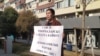 Активистка Айгерим Тлеужан проводит одиночный пикет в поддержку Демократической партии. Ноябрь 2020 года