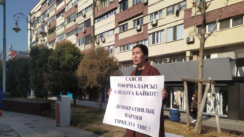 В Алматы активистка вышла на пикет против «выборов без реформ»