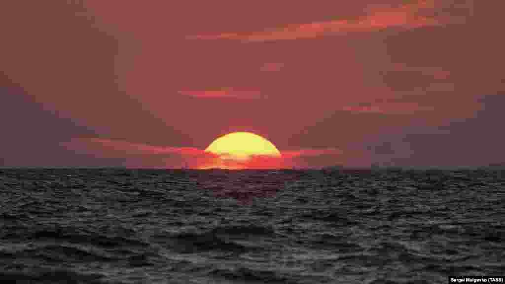 Багряний захід сонця