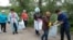 Активисты складируют собранный с малого озера в Центральном парке Караганды и прилегающей к нему территории мусор. 30 июля 2016 года.