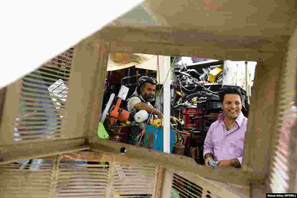 Ərbil bazarında təmirçilər.