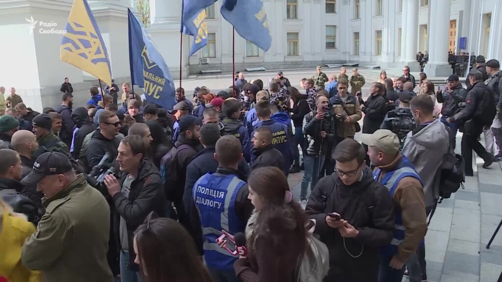 Угорські паспорти для українців у Берегові: «Нацдружини» і «Нацкорпус» прийшли до Клімкіна – відео