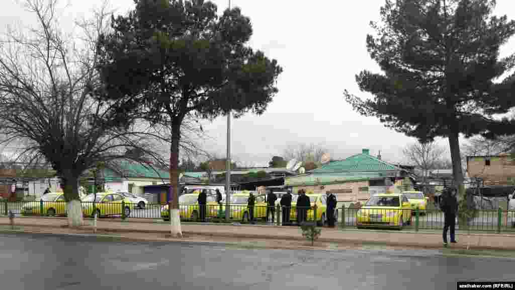 Döwletiň eýeçiligindäki taksiler müşderilere garaşýarlar.