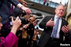 Міністр закордонних справ Данії Ларс Льокке Расмуссен спілкується з представниками ЗМІ після зустрічі із сенаторами США. Вашингтон, 14 січня 2026 року