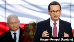 Premierul Mateusz Marowiecki și liderul PiS Jaroslaw Kaczynski, după anunțarea rezultatelor exit poll