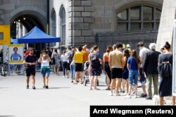 Zürichben sorakoznak szavazáshoz az emberek, 2021. június 13-án.