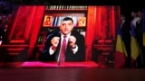 <p>A választási éjszaka elején rögzített videóüzenetében a győztes George Simion azt mondta támogatóinak, hogy <em>„együtt írtunk történelmet! Kivételes eredmény várhatók, messze jobb annál, amit a [mainstream] televíziós csatornák mutatnak... amelyek csak azt tudják, hogyan kell arroganciával megosztottságot szítani, mérget szórni, mindent elferdíteni és hazugságokat terjeszteni” – </em>fogalmazott az AUR elnökjelöltje.<br><a href="https://www.szabadeuropa.hu/a/razos-ut-varhat-romaniara-calin-georgescu-kizarasa-utan-az-elnokvalasztasbol/33343712.html" target="_self">Ahogy arról beszámoltunk</a>, korábban kizárták Simion szövetségesét, Călin Georgescut a választásból