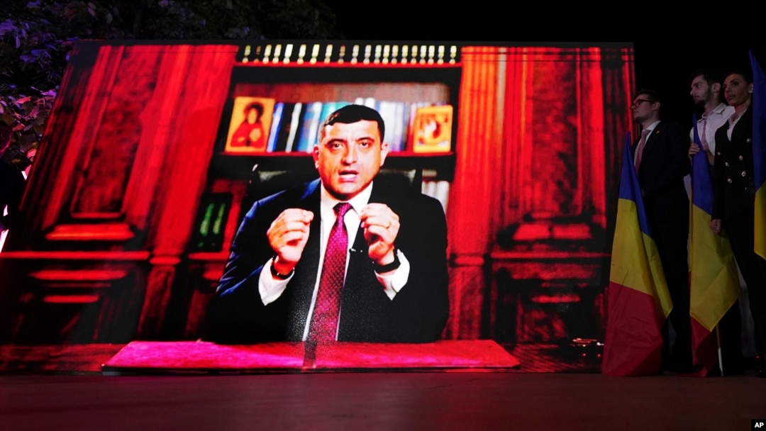 În seara alegerilor, pe 4 mai, George Simion și-a transmis discursul de după aflarea rezultatelor exit poll-urilor pe social media. Susținătorii din fața sediului AUR l-au urmărit pe un ecran.