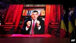Кандидат у президенти Румунії Джордже Сіміон звертається до своїх прихильників через відеозв’язок після закриття виборчих дільниць