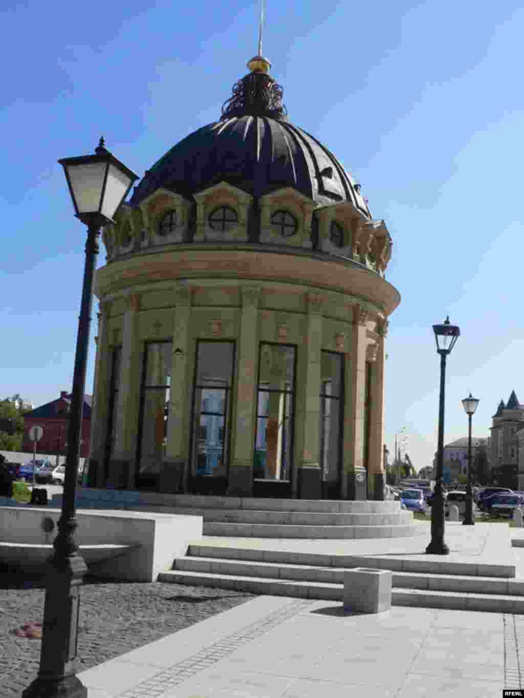 Казан соборына охшатып ясалган корылма - Казанның меңъеллыгына Петербур тарафыннан төньяк башкала исеме белән урам бүләк ителде. Бу урам Нева елгасында урнашкан шәһәрне хәтерләтүче урын буларак төзелде. Петербур стиленнән таныш булган фонарьлар, үзенчәлекле архитектура төзелеше, матур күперчекләр урамда чыннан да төньяк башкала мохитен чагылдыра. Әмма “бүләк” әкренләп матурлыгын югалта бара. 