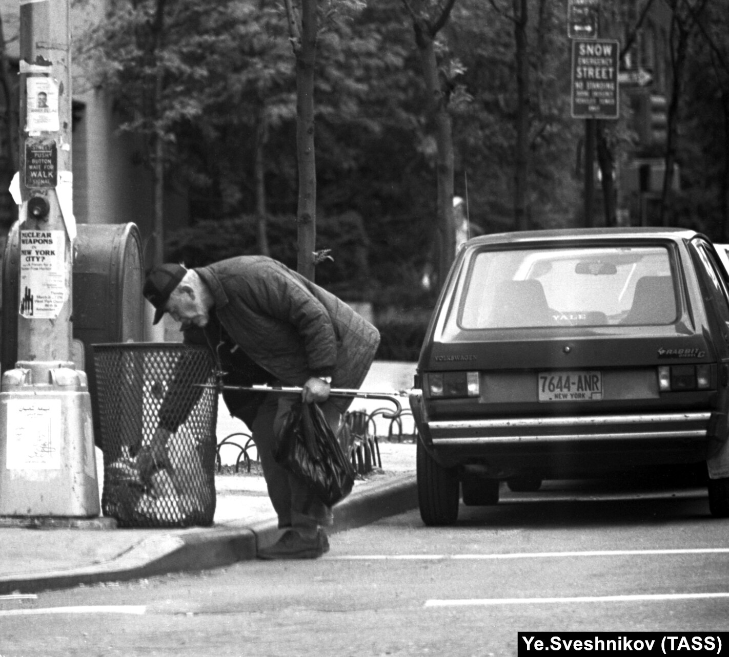 這張 1985 年拍攝的照片顯示，一名男子在紐約翻找垃圾桶，這是檔案中眾多關注美國貧困問題的照片之一。  