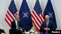 Joe Biden și secretarul general NATO Jens Stoltenberg (stânga) la 51-a Conferință de la Munchen, februarie 2015